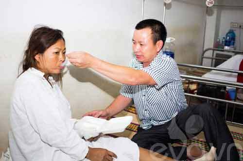 Ấm lòng cảnh chồng bón cơm cho vợ bầu
