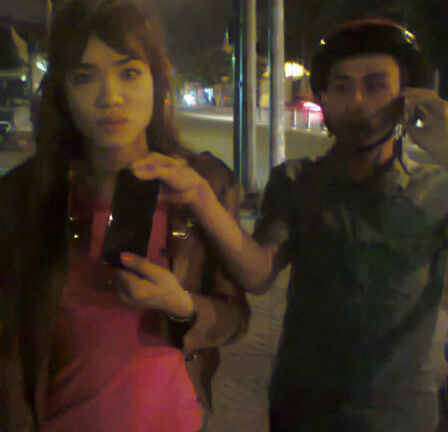 Khách làng chơi mất cả quần chạy theo gã pê-đê giả gái