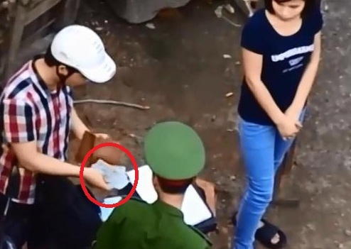 Clip: Công an và dân phòng xử lý vi phạm sai quy trình