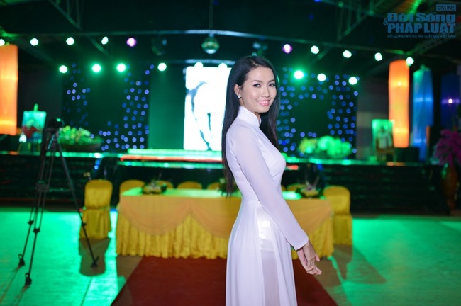 Phan Thị Mơ diện áo dài trắng dự event