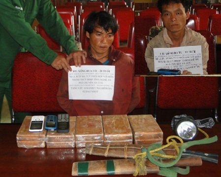 Nghệ An: Bắt giữ 2 người Lào vận chuyển 10 bánh heroin