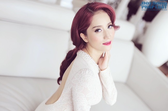 Khánh Thi quyến rũ, mơ màng với đầm hở vai