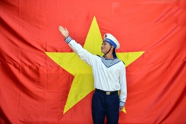 Xúc động những bức ảnh chụp với cờ Tổ quốc của quân dân Trường Sa