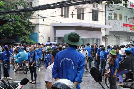 Chở nữ sinh, tình nguyện viên bị đâm vì xe ôm tưởng cướp khách