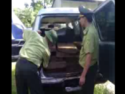 Video: 25 phách gỗ đinh hương lậu trên xe của một vị sếp