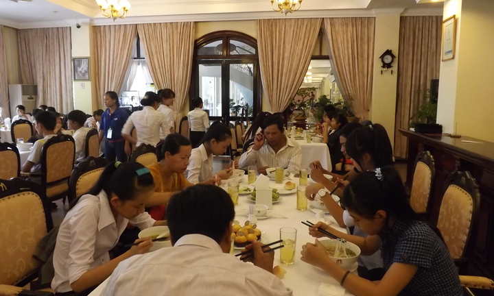 Khách sạn 4 sao chiêu đãi 400 sĩ tử và người nhà ăn miễn phí