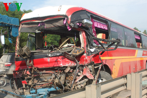 Hai xe đâm nhau làm 24 người nhập viện: Xe khách lấn đường