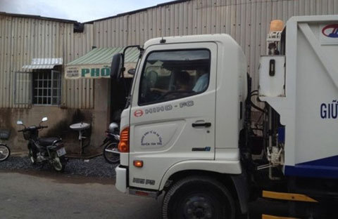 Bé trai 5 tuổi điều khiển... xe chở rác trên đường