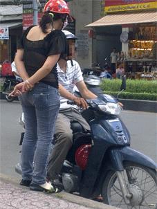 “Kiều nữ” tìm khách bằng xe tay ga