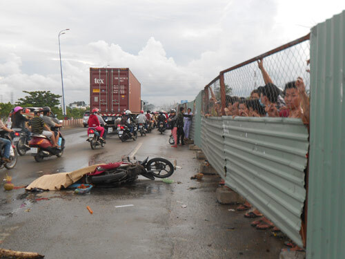 Cụ ông ăn xin chết thảm dưới bánh máy xúc