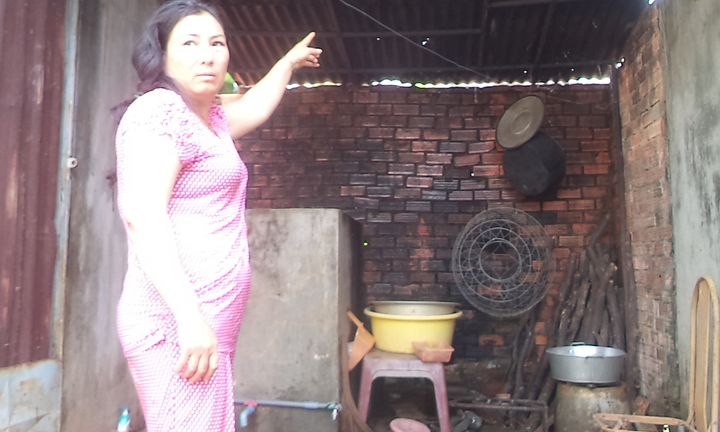 Cha dượng treo cổ vì quay lén con vợ tắm