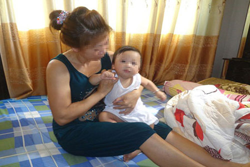 Bế bé trai 8 tháng tuổi đến đám cưới bắt chú rể nhận con