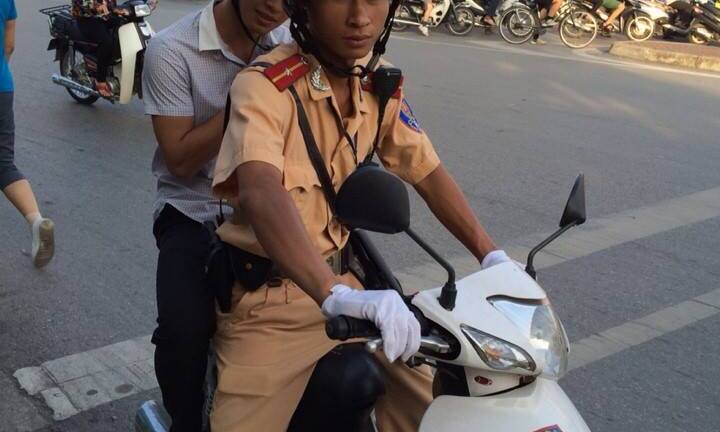 CSGT tạm gác nhiệm vụ để đưa sĩ tử tới phòng thi kịp giờ