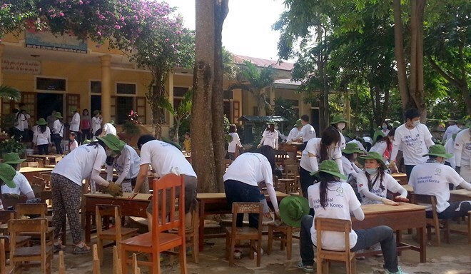 Sinh viên Hàn Quốc sơn sửa bàn ghế ở trường miền núi Quảng Trị