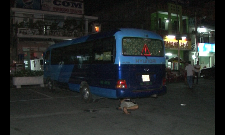 Tài xế nằm dưới lốp xe