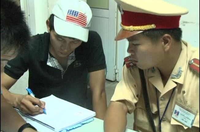 Huế: Đi vào đường ngược chiều còn ngoan cố chống cự CSGT