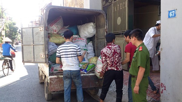 Lập biên bản một công ty đổ hàng chục bao tải thuốc ra đồng