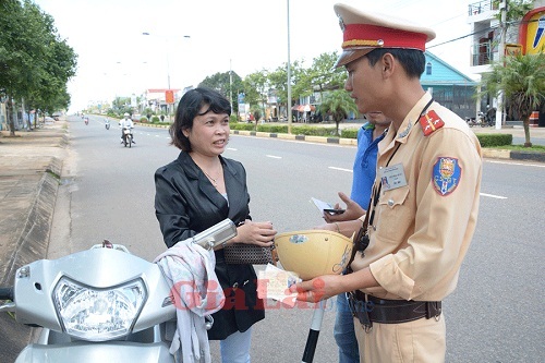 Gia Lai: Khuyến cáo người dân chọn mua mũ bảo hiểm đạt chuẩn