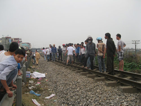 Rơi từ đoàn tàu đang chạy, một người tử vong