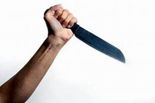 Chồng đâm vợ 14 nhát dao rồi lao vào ôtô tự tử?