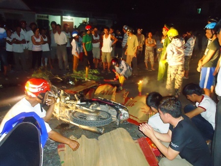 Hai xe máy đối đầu, 6 người thương vong