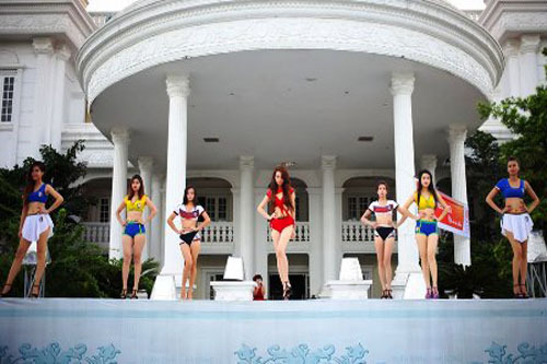 Dàn mẫu xinh diện bikini World Cup làm nóng bỏng Tuần Châu