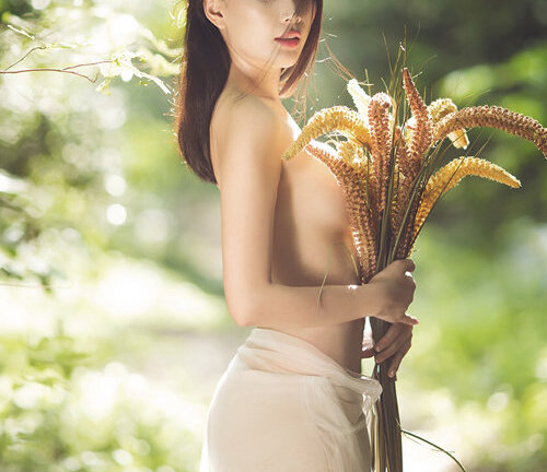 Lan Hương táo bạo bán nude