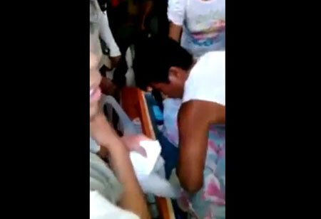 Bé gái 3 tuổi sống lại trong quan tài