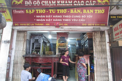 Nhóm đối tượng liên tục tấn công nhà dân bằng chất bẩn