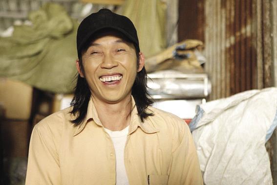 Hoài Linh từng ở chuồng heo, đi mót lúa, bán dạo bến xe