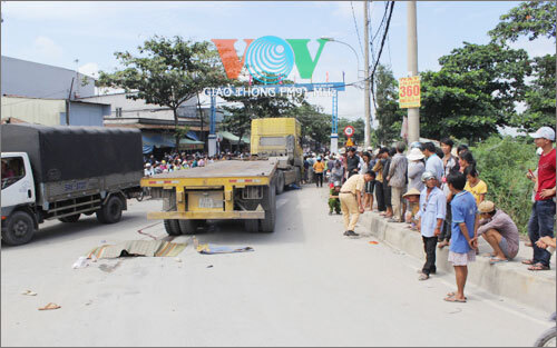 Đi khám bệnh về, hai mẹ con chết thảm dưới gầm xe đầu kéo