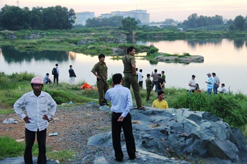 Đang tìm thi thể nam sinh chết đuối tại hố “tử thần”