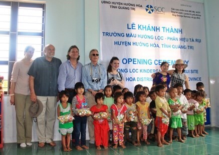 Hai “ông tây” dựng trường cho trẻ vùng cao