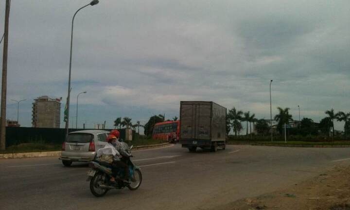 Ô-tô tông xe máy chở phụ nữ mang bầu 6 tháng rồi bỏ chạy