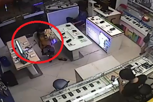 Clip: Nữ khách hàng trộm smartphone trước mặt bảo vệ