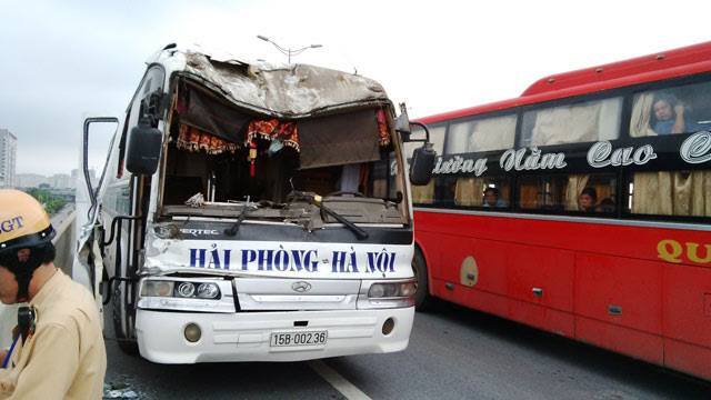 Đâm vào đuôi xe bồn trộn bê tông, xe khách biến dạng