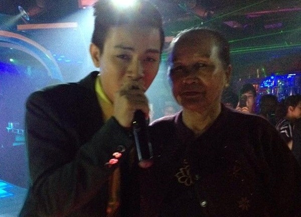 Cụ bà 70 tuổi vào bar xem Hoài Lâm biểu diễn