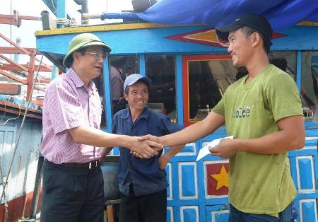 Bí thư Tỉnh ủy Quảng Bình “thị sát”, tặng quà ngư dân miền biển