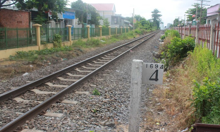 Lao đầu vào tàu hỏa, người đàn ông chết không toàn thây