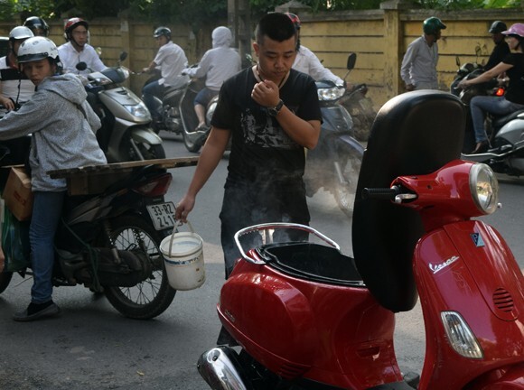 Vừa đổ xăng, xe Vespa LX bốc khói nghi ngút