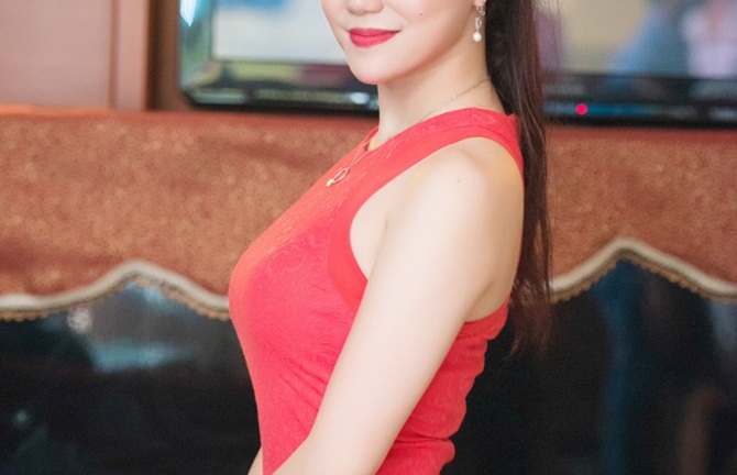 Ngọc Anh váy ngắn đỏ rực khoe eo con kiến