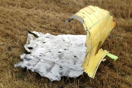 Thêm các mảnh vỡ cho thấy MH17 rơi do trúng tên lửa