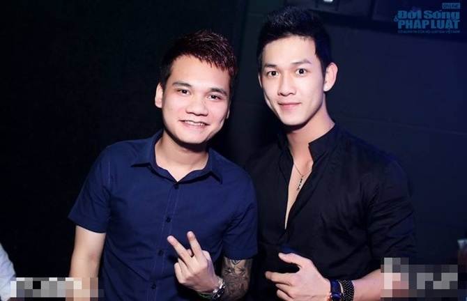 Khắc Việt khoe