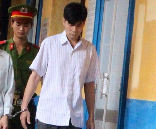 Cha dượng nhiều lần hiếp dâm con riêng của vợ ngất xỉu tại tòa