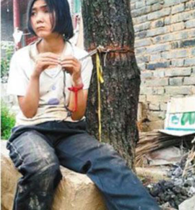 Lạ lùng người phụ nữ bị cột vào cây suốt 20 năm