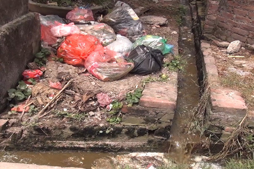 Cuộc sống ở nơi cứ ra đường là phải... bịt mũi