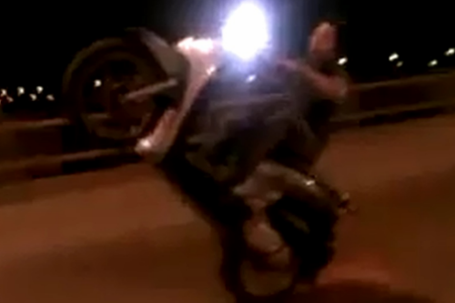 Clip: Thanh niên bốc đầu, mài đuôi xe máy trong đêm