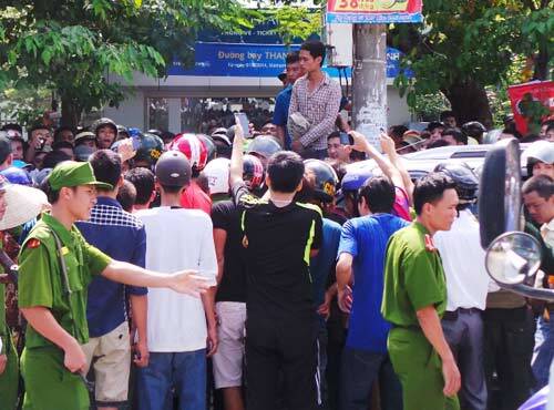 Tạm đình chỉ công tác tài xế vụ “dân vây xe biển xanh”