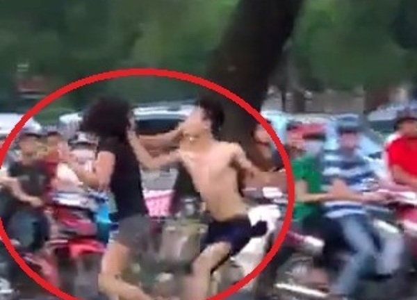 Bức xúc nam thanh niên đánh bạn gái dã man gây tắc đường