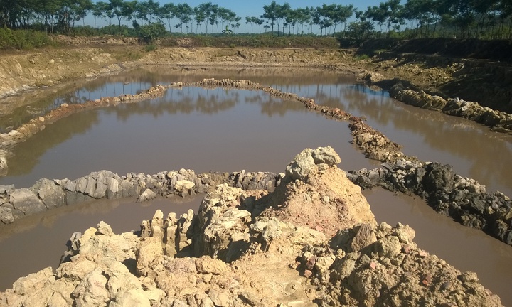 Ai “bật đèn xanh” cho việc bán hàng nghìn mét khối đất ở xã?